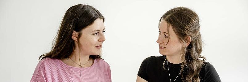 EXIST-Women: Zehn neue Stipendiatinnen, eine neue Projektkoordinatorin Die angehenden Gründerinnen Maja Spiaczka (links) und Laura Pierskalla tauschen sich über ihre Geschäftsideen aus.