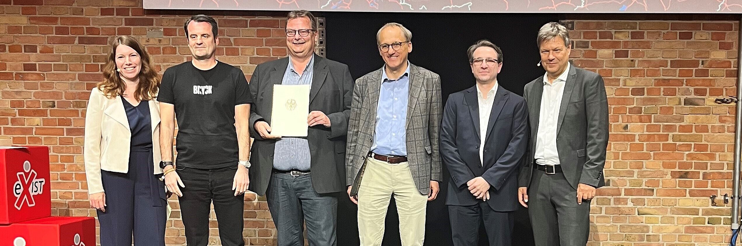 Glückliche Gewinnerinnen und Gewinner mit Bundeswirtschaftsminister Dr. Robert Habeck (rechts), darunter Prof. Dr. Günther Meschke, Prorektor für Forschung und Transfer der Ruhr-Universität (Dritter von rechts).