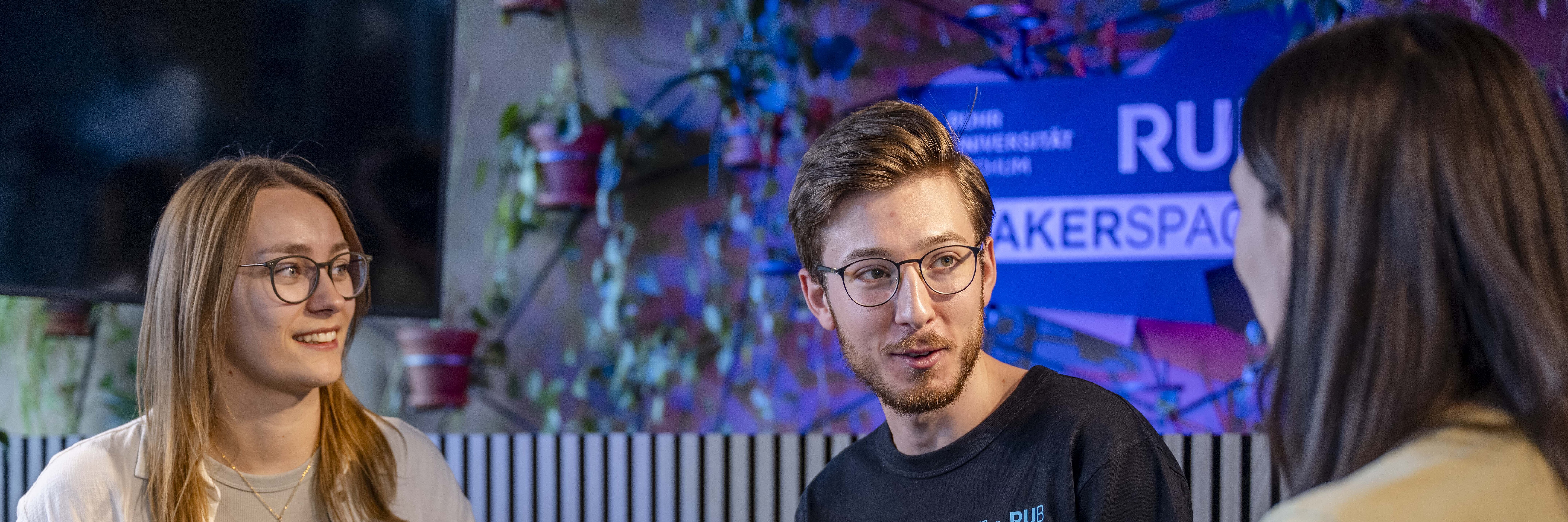 Bald startet Batch #2 unseres IDEA.Labs. Jetzt bewerben! 3 Gründer*innen sitzen zusammen und unterhalten sich angeregt.