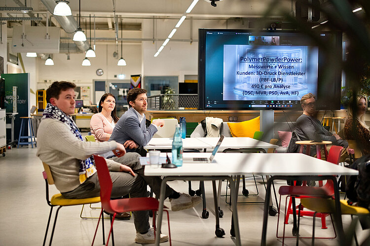 Vorteile des Business Developer Programms Teilnehmende des Programms bei einem Workshop im RUB-Makerspace