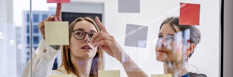 Ruhr-Universität erhält zum dritten Mal das YES-Zertifikat Zwei Entrepreneur*innen arbeiten gemeinsam an einem Projekt