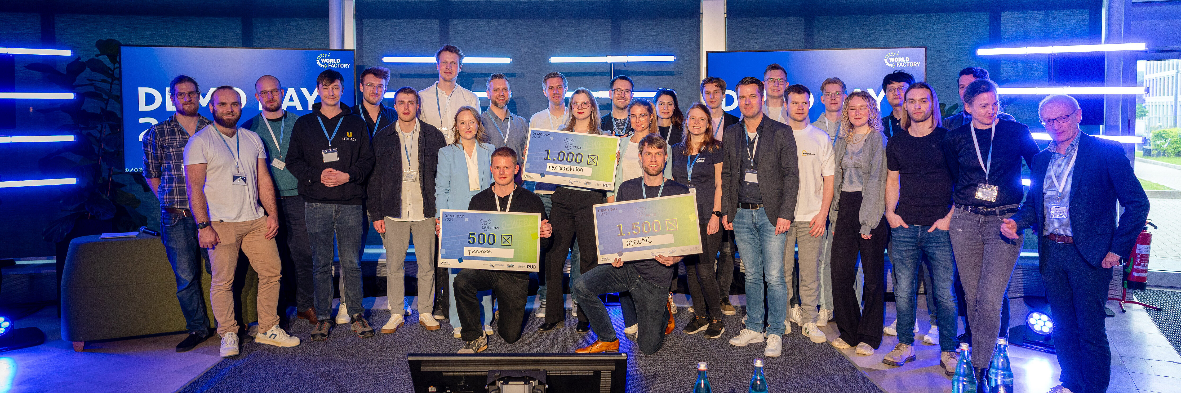 Die Top 5 Start-ups auf der Bühne beim WORLDFACTORY Demo Day 2024. 