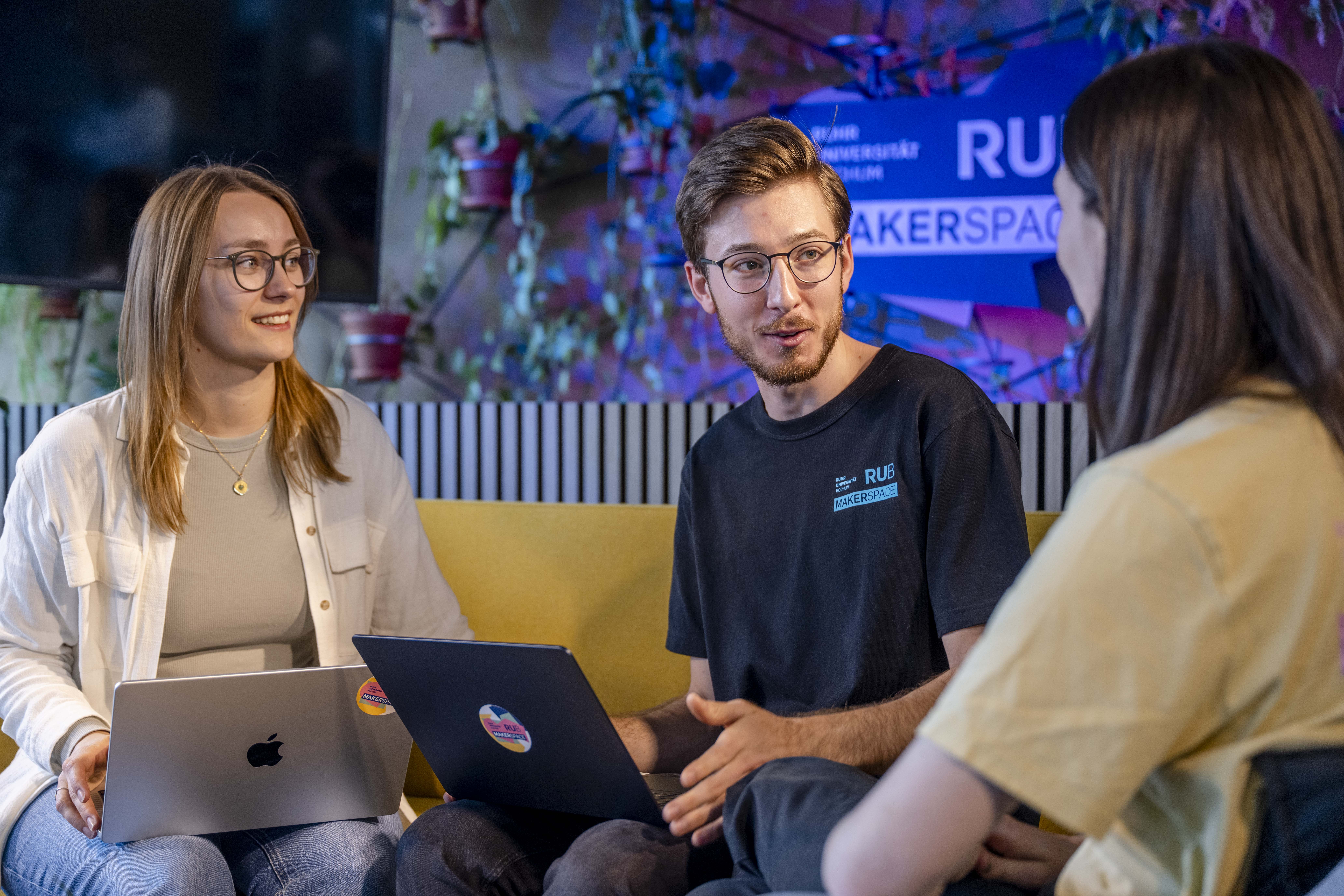 Batch #2 of our IDEA.Lab is starting soon. Apply now! 3 founders are vividly exchanging ideas.